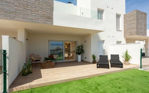 Appartementen in La Finca Golf, Algorfa, Alicante Een exclusief wooncomplex met 24 appartementen op de begane grond met een tuin of boven met een solarium. De huizen zijn verdeeld in twee blokken van elk twee verdiepingen en hebben 2 slaapkamers, 2 b...