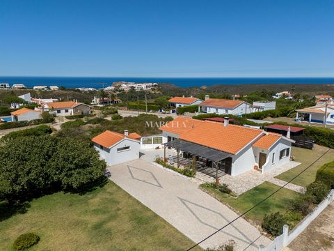 In un tranquillo terreno ad angolo a Vale da Telha troviamo questa fantastica casa in stile tradizionale dell'Algarve, con un ampio giardino e molta privacy. L’accesso avviene attraverso doppi cancelli che si aprono su di un bellissimo vialetto, con ...