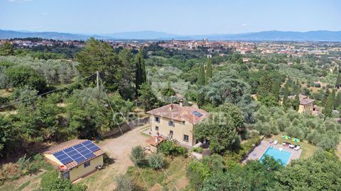 Dieses wunderschöne Bauernhaus, in der Nähe des Monte San Savino, ist die ideale Verbindung von Natur und Komfort. Es umfasst zwei Ebenen und ein Nebengebäude, ein Lagerhaus und ein Zitronenhaus sind ebenfalls Teil des Anwesens. Das Haupthaus verfügt...