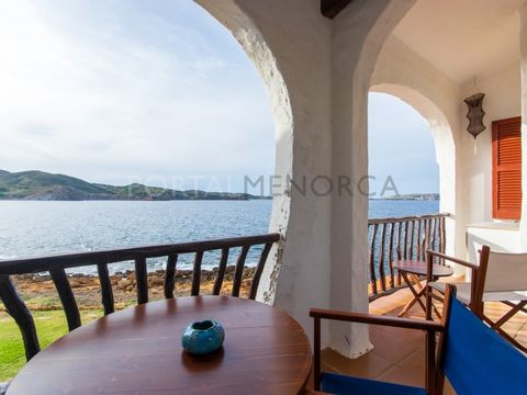 Por fin el apartamento que estabas buscando! Situado en primera línea de mar, con magníficas vistas y LICENCIA TURÍSTICA! Dispone de dos dormitorios dobles con armarios empotrados, 1 baño con ducha, una cocina semi abierta totalmente equipada, salón-...