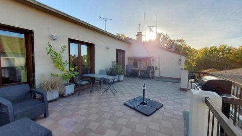 Großes Stadthaus mit Garage, 4 Schlafzimmern und einer großen Terrasse mit großzügigem Platz und modernen Funktionen. Gut gepflegt, bietet es die Möglichkeit, nach Ihrem Geschmack personalisiert zu werden. Im Erdgeschoss werden Sie von einem geräumig...