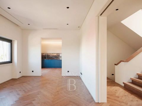 Maison neuve avec de bonnes finitions à Estoril, proche du golf, dans une rue calme mais centrale. Elle se trouve sur un terrain de 370m2. A été entièrement rénovée et dispose de 4 chambres à coucher plus 2 en suite. Garage pour 3 voitures et piscine...