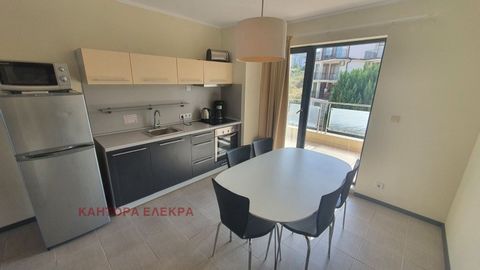 Appartement en première ligne avec vue frontale sur la mer ! Appartement de deux chambres, soigneusement meublé au 3ème étage dans un nouvel immeuble avec piscine et espaces communs bien entretenus, superficie 103 m². Situé dans l’un des rares endroi...