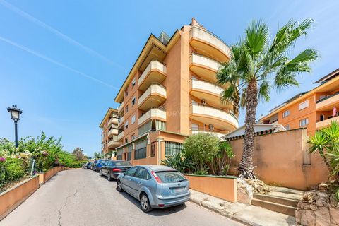 Apartment in Centro de Sabinillas, 4 minutes walk to the beach; surrounded by supermarkets, pharmacies, schools, sports centre, post office, green areas, medical centre and all kind of services, walking distance to all amenities! Easy access to the m...