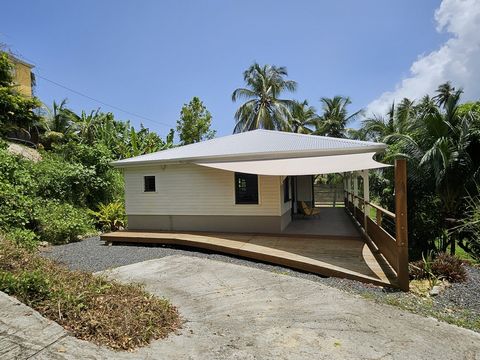 Cette charmante maison en bois et béton, construite en 2022, offre une entrée accueillante, une cuisine ouverte entièrement aménagée et équipée. Le beau séjour de 18 m2 s'ouvre sur une magnifique terrasse surplombant un jardin tropical. La maison com...