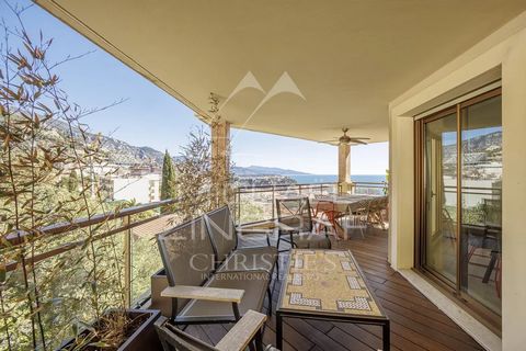 Familienwohnung zum Verkauf in Cap D'Ail, in einer luxuriösen Residenz mit einer 33 m² großen Terrasse, die einen schönen Blick auf das Meer und Monaco bietet. Diese Immobilie von 108 m² bietet 5 Zimmer. Es besteht aus einem Wohnzimmer, 4 Schlafzimme...