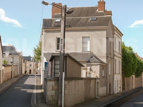 Située en plein centre de Châtellerault, cette maison de ville de près de 90 m² offre une opportunité unique de vivre à proximité immédiate de toutes les commodités. Caractéristiques principales : - Beau salon avec cheminée - 3 chambres spacieuses - ...