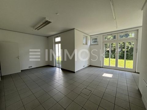 Here, a commercial unit in the pedestrian zone of Filderstadt-Bernhausen is now available for sale! The property has a total area of approx. 89 sqm, which extends over two large units, as well as a toilet. The special highlight is the large garden, w...