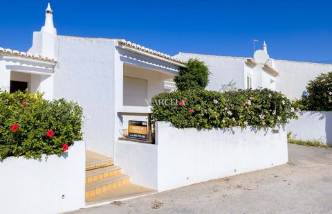 Bellissima villa su un piano, con 2 camere da letto, in vendita vicino a Praia da Luz. Situata in una zona residenziale calma e tranquilla, a pochi passi dalla spiaggia, da bar e da ristoranti. La villa è composta da ingresso, cucina completamente at...