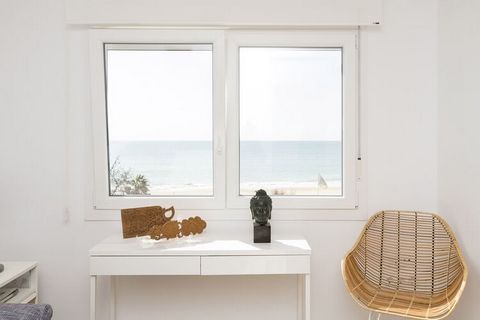 Ce bel appartement situé à Rota accueille 2 + 2 personnes et est idéal pour profiter du climat du sud. Imaginez commencer la journée avec un petit-déjeuner sur la terrasse en contemplant la vue imprenable sur la mer, ou déjeuner avec votre entreprise...