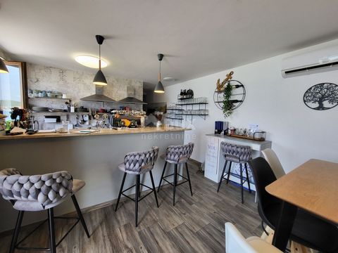 Location: Šibensko-kninska županija, Tisno, Tisno. TISNO, MURTER - INVESTMENT! Office space in the 1st row to the sea We are selling business premises in Tisno on the island of Murter. The space is located right on the coast/beach and a cafe bar oper...