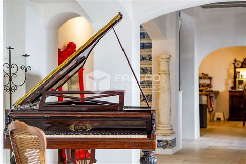 Patio Andaluz di 518 m2 situato a 100 metri dalla spiaggia di Caparica. Ex convento trasformato in ristorante/ostello negli anni 80. Questa casa su tre livelli è stata ristrutturata nel 2023 ed è composta da nove suite, con accesso indipendente sulla...