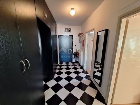 RIJEKA, KRYM - TRZYPOKOJOWY APARTAMENT Z WIDOKIEM NA MORZE!!! MOŻLIWOŚĆ!!! Piękny słoneczny apartament w Rijece z jednym z najpiękniejszych widoków na Zatokę Kvarner z salonu i miasto Rijeka z kuchni. Mieszkanie ma orientację południowo-zachodnią. Mi...