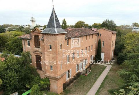 EXCLUSIVITE- DERNIER ETAGE- T4 AU SEIN D UN CHATEAU Rare et unique, bel appartement en dernier étage au sein d'un château classé Monument Historique, Composé de 3 chambres avec 3 pièces d'eau dédiées, il offre une jolie pièce de vie orientée sur la c...