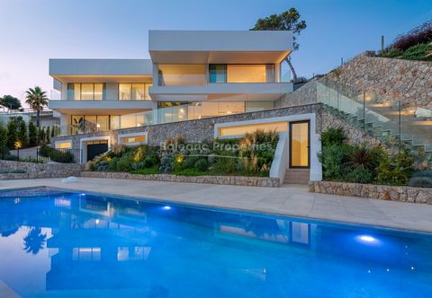 Luxury villa with breathtaking views and direct sea access in Sol de Mallorca We are pleased to offer this luxury seafront villa, for sale in the privileged and prestigious area of Sol de Mallorca, just a short walk from the nearby beaches, and 5 min...