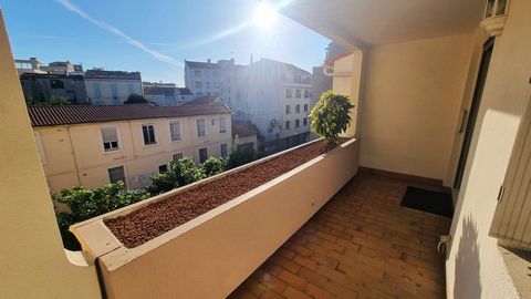 Rare !!! appartement T3 de 68,24 m2 environ situé sur l'excellent secteur Préfecture / Beaux Arts, rue Ruffi, à 5mn à pieds des Arènes, proche de toutes les commodités. L'appartement situé au 3ième étage avec ascenseur d'une résidence construite anné...