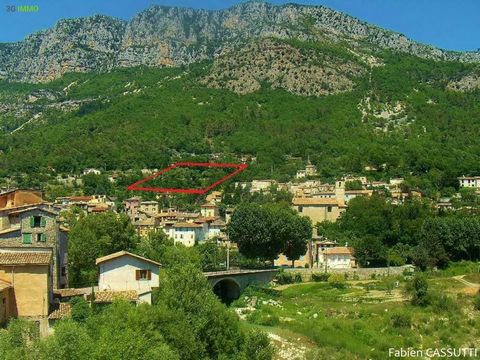 Roquesteron: Building land with permit for 2 villas, ideal opportunity for developers and builders. Located in the town of Roquesteron, this building land represents a rare opportunity for real estate professionals. With a development permit already ...