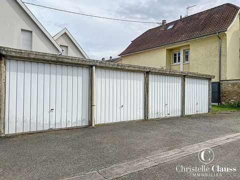 FOR SALE: Garage of 13.55m2, ideally located in the city center of Habsheim, close to all amenities, train station, etc. Length : 5.27m Width : 2.56m Located within the enclosure of a secure condominium with barrier. (13.33 % fees including VAT to be...