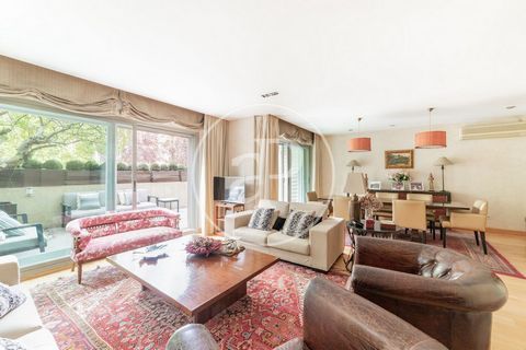 ESPECTACULAR CHALET ADOSADO Wohnung von 372 m2 mit Terrasse Im Großraum von Bernabéu - Hispanoamérica, Madrid. Die Immobilie hat 5 Zimmer, 6 Bäder, Pool, Fitnessstudio, 2 Parkplätze, Klimaanlage, Einbauschränke, Waschküche, Heizung und Abstellraum. R...