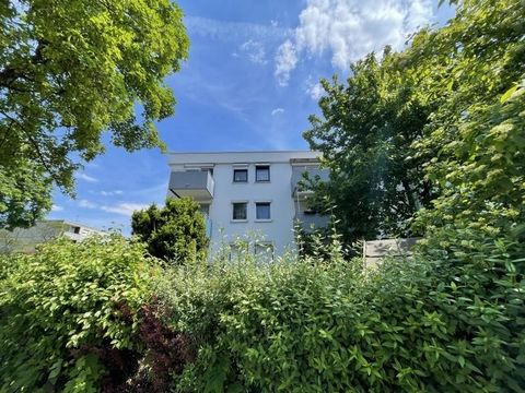 Questo appartamento di 2,5 locali si trova in una tranquilla zona residenziale di Denkendorf, circondato dal verde e con una bella vista. Il lusso qui sono i due balconi. Sono entrambi della stessa dimensione e anche abbastanza grandi da potersi sede...