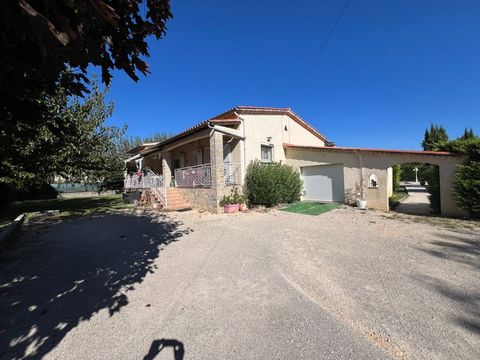 Située au calme sur la commune de SAINT JUIEN LES ROSIERS, cette villa de plain pied de 145 m² habitables propose un séjour de 35m² avec cheminée, une cuisine entièrement équipée avec une baie vitrée qui donne sur la terrasse, deux chambres de 12m² a...