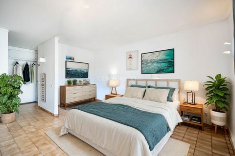 Have you ever imagined having a house with great profitability or a place to rest right next to one of the most famous beaches in the country? Welcome to this apartment at Clube Praia da Rocha, with a large living room and light that fills the house....