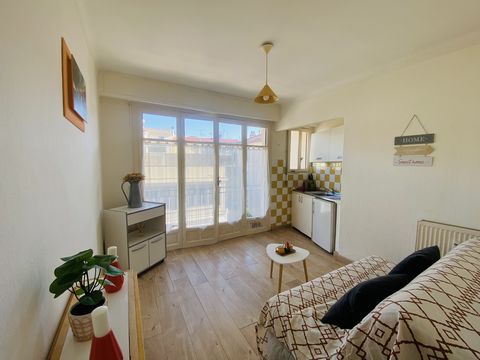 Sur la place principale de Vence, dans un immeuble propre et bien tenu avec ascenseur, cette studette de 16,80m2 se compose d'une entrée avec placard, d'une pièce principale avec kitchenette et d'une salle d'eau avec WC. Un Balcon nous permet égaleme...