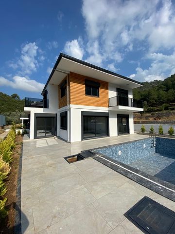 Villa flambant neuve dans la région d’Uzumlu à Fethiye Villa privée piscine grand jardin Toute la nature est entourée vue verte niveau élevé d’oxygène terrasse balcon Des matériaux de haute qualité ont été utilisés portes blanches Belles billes cuisi...