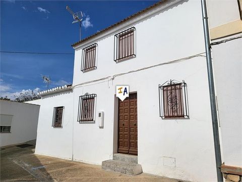 Cette propriété est située dans le paisible village de La Joya avec un magasin de village, un bar local et un restaurant à quelques minutes à pied et à seulement 10 minutes en voiture de la ville historique d'Antequera dans la province de Malaga en A...