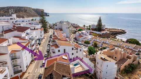 A Truly Unique Completely Refurbished 2 Bedroom Townhouse Enjoying a Prime Location in the Heart of Praia da Luz This unique 2-bedroom property, spread across two levels has been thoughtfully renovated to a high standard, combining modern luxury with...