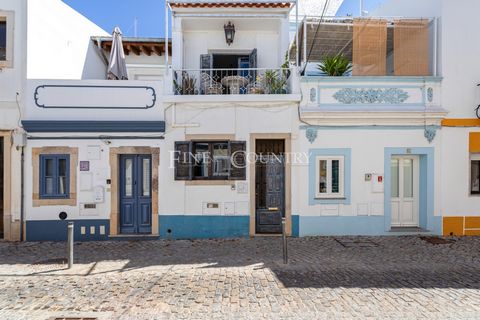 Located in a little cobbled street just off the famous Bishops square and walking distance from local restaurants, shops and the ferry that takes you to the beautiful Ilha de Tavira, this house was recently redecorated by its current owner and is the...