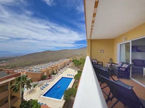 Beautiful apartment with views in Roque del Conde, Costa Adeje. This property offers 85m2, distributed in 2 large double bedrooms with built-in wardrobes, 1 complete bathroom with shower, equipped American kitchen, a bright living room and a 16m2 ter...