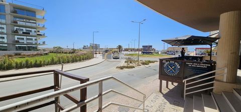 Geschäft sehr gut gelegen, etwa 50 Meter vom Strand Pescadores in Armação de Pêra entfernt. Das Geschäft wird derzeit in eine Ein-Zimmer-Wohnung umgewandelt, was so bleiben kann und mit der neuen Gesetzgebung können Sie es als Zuhause nutzen oder es ...