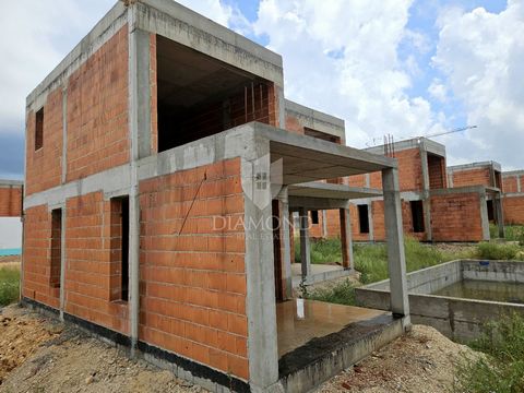 Location: Istarska županija, Poreč, Poreč. Gelegenheit in der Roh-Bau-Phase unweit der Stadt Poreč! In unmittelbarer Nähe der Stadt Poreč steht diese moderne Villa zum Verkauf. Es befindet sich in einer luxuriösen Siedlung, umgeben von modernen Ville...