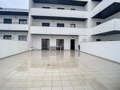 Appartement de 3 chambres situé à Sítio da Nazaré. Appartement composé d’un hall d’entrée, d’un salon spacieux avec cheminée et accès à un balcon, d’une cuisine avec accès à une terrasse avec barbecue. Un hall d’entrée qui donne accès aux chambres, u...