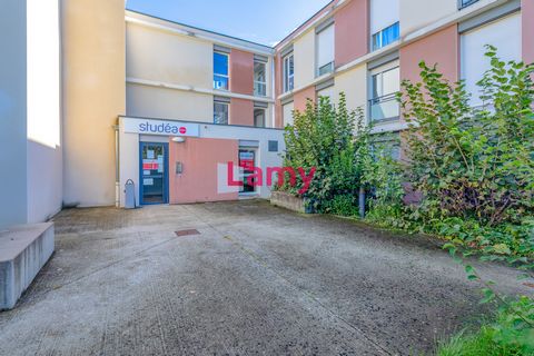 BRON Au pied de l'Université LYON 2 et du tram T2, accès rapide toutes commoditésDans résidence étudiante avec services, studio au 1er étage comprenant une pièce principale avec coin kitchenette, salle de bains, toilettes, rangements VENDU LOUE avec ...