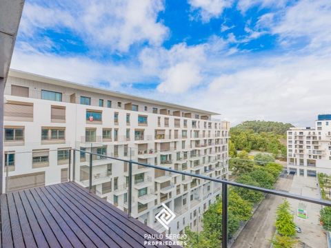 If you're looking for comfort and quality, this 3-bedroom apartment is the perfect choice! Located in the city of Porto, in one of the most privileged areas of the city, next to the Dragão Stadium, this property stands out for its excellent architect...