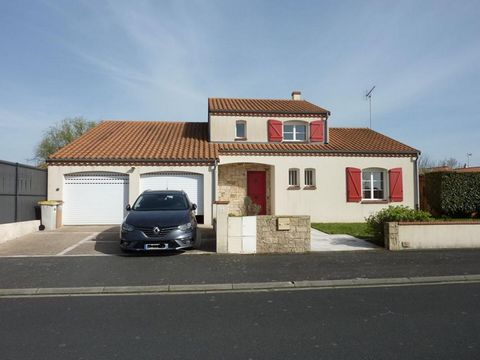 Saint Léger Sous Cholet (49280) : au coeur de la commune , dans un quartier calme: Maison de 1997 de plain pied de 130 m² env. sur une parcelle de 600 m² Budget: 291 172 euros (dont 3.99% d'honoraires à la charge de l'acquéreur , soit 280 000 euros H...