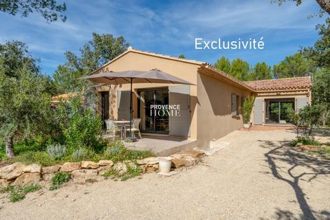 Provence Home, l'agence immobilière du Luberon, vous propose à la vente, une maison contemporaine de plain-pied, construite en 2023, située à Ménerbes sur un terrain boisé et arboré de 1 200 m², sans vis-à-vis et au calme absolu. Conçue aux normes RT...