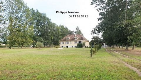 Philippe Louvion vous propose sur le secteur de Duras, une maison de standing d'une surface de 141 m² sur un parc d'environ 4 hectares. Vous y trouverez au fond du terrain deux hangars un garage et des box à chevaux. Ces dépendances ont leur propres ...