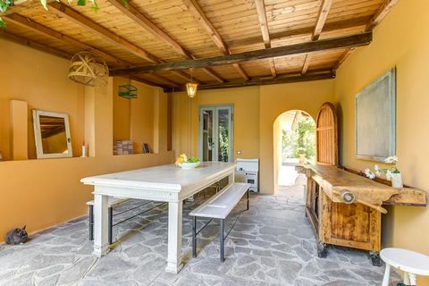 La villa offre un piacevole soggiorno in questa casa familiare del 1917 a soli 8-10 minuti a piedi dalla Torre Pendente e dal centro città, mentre la sua zona privilegiata e il suo giardino vi faranno sentire in campagna. C'è un giardino privato e 2 ...