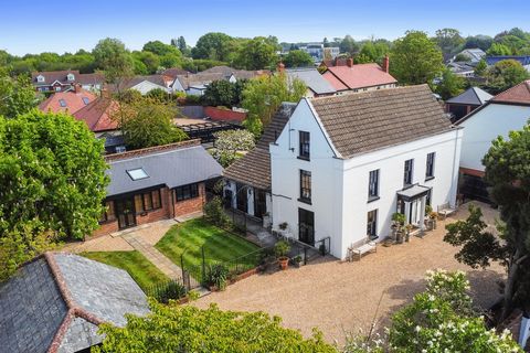 OVERVIEW Nestled in the heart of this charming village is a Georgian-style residence, rich in history with parts dating back to the 16th century. This substantial property spans three floors and includes an additional two-bedroom detached annex bunga...