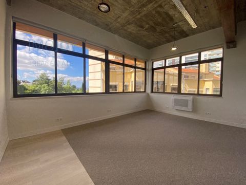 Apresentamos-lhe este espaço, inserido num centro de escritórios com um total de 7 salas. Arrenda-se sala com 27 m² com ar condicionado, ideal para escritório. Localizado em zona central de fácil acesso. O que inclui no valor da renda: - Internet; - ...