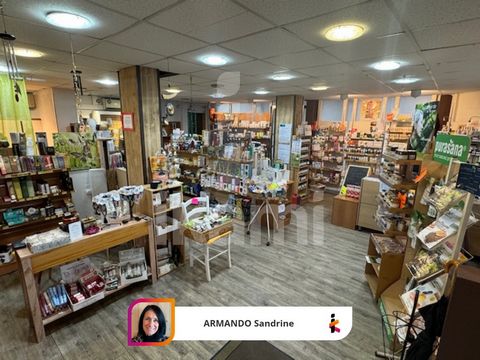 Ideally located between Chamonix and Annecy, in the heart of the city center of Cluses, this 100 m2 business offers a great opportunity to develop an activity focused on well-being, the sale of organic products, or even soft catering such as a tea ro...