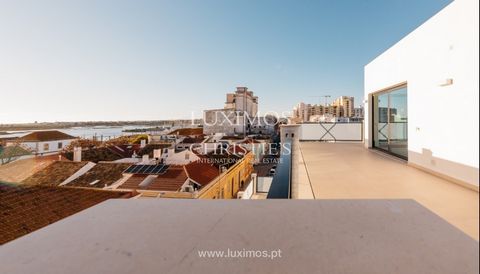 Contemporary-style 3-bedroom penthouse with exclusive lift access , located in the prestigious Terra X private condominium , just a few minutes from Faro docks. The centrepiece of this property is the large terrace with panoramic views , featuring a ...