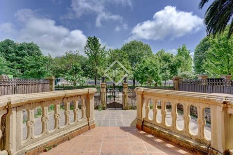 Lucas Fox presenta una increíble propiedad que no solo ofrece espacio y comodidad, sino que también brinda un estilo de vida excepcional. En sus dos plantas, la vivienda necesita reforma, no obstante proporciona una distribución inteligente y funcion...