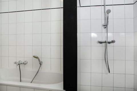 Op het landgoed 'Klein Paarlo' ligt dit prachtig ingerichte koetsiershuis met een omheinde tuin. Het is ideaal voor gezinnen en het meenemen van meerdere huisdieren is in overleg mogelijk. Het landgoed bestaat uit weilanden, bossen, moerassen, een bo...