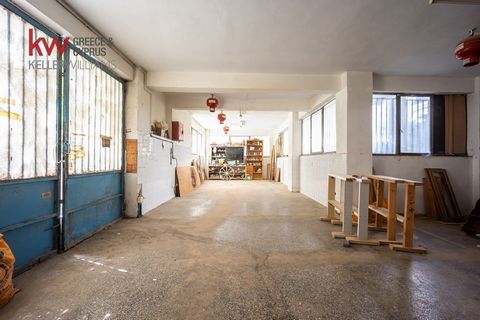 A vendre un entrepôt d’angle au rez-de-chaussée de 114 m², construit en 1982, en bon état. Il s’agit d’un espace unique, spacieux et lumineux sans colonnes internes, ce qui le rend idéal pour une variété d’utilisations professionnelles, telles qu’un ...