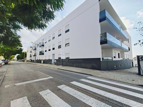 New 3 bedroom apartment with private backyard, sea view and parking Conceição de Tavira, Algarve This 3 bedroom apartment on the ground floor offers a large interior area of 142.46 m², complemented by a private backyard with 129 m², perfect for outdo...
