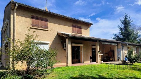 In the quiet and residential area of the Syndics, we offer you a semi-detached house of 164.05m², with its land of 780m². Built in 1976, after some work and upgrades, you can make it a nice haven of peace. Once through the front door, you arrive at a...